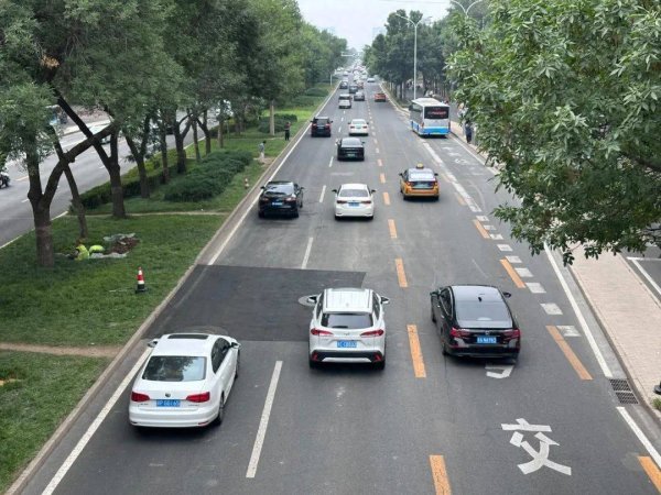 臻富配资 学清路塌陷路段已恢复初步通行，交通部门奖励热心市民