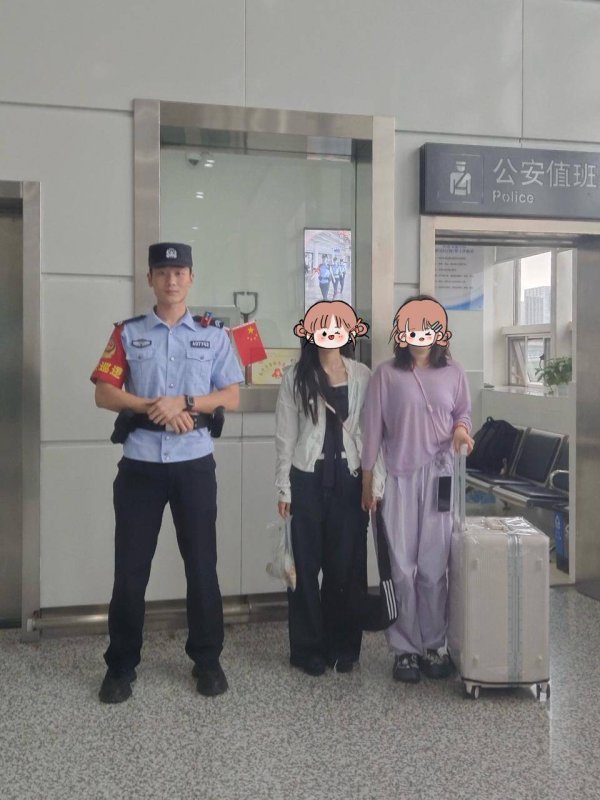 领航优配 安检机旁遗落黑色挎包无人认领，含手机、身份证、车钥匙等重要物件，长沙警方接力寻主